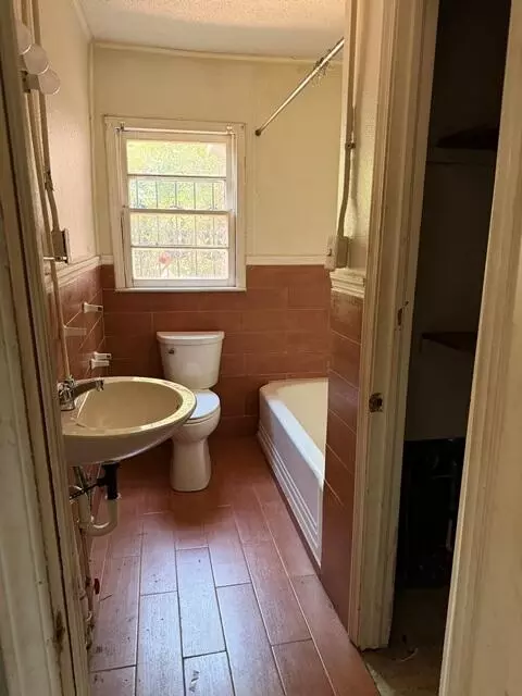 Bath - 2020 1st Ave, Augusta, GA 30901 photo 1 of 2