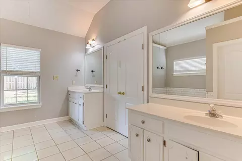 Bath - 1162 Oakton Trl, Evans, GA 30809 photo 2 of 7