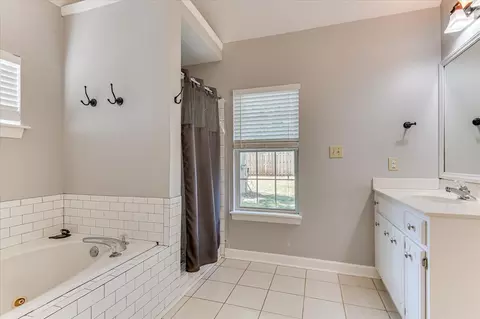 Bath - 1162 Oakton Trl, Evans, GA 30809 photo 4 of 7