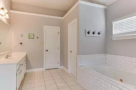 Bath - 1162 Oakton Trl, Evans, GA 30809 photo 6 of 7