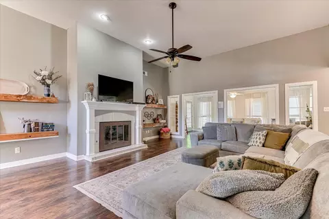 Living - 1162 Oakton Trl, Evans, GA 30809 photo 2 of 4