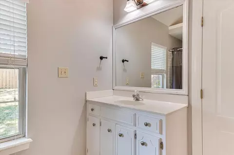 Bath - 1162 Oakton Trl, Evans, GA 30809 photo 5 of 7
