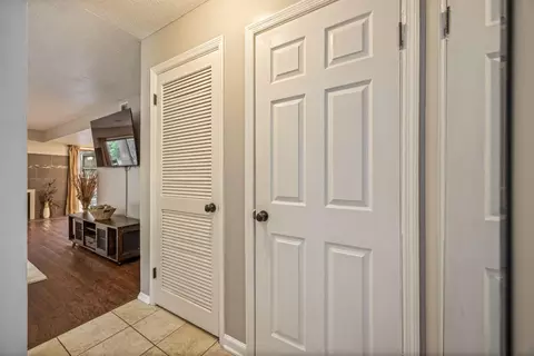 Entry Way - 3207 W Wimbledon Dr, Augusta, GA 30909 photo 5 of 9