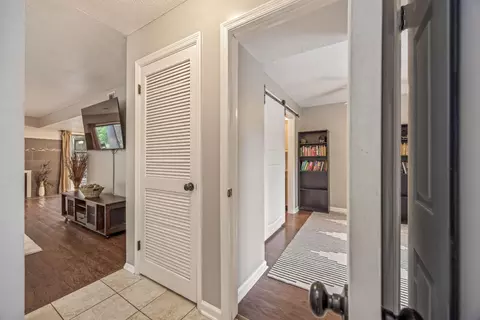 Entry Way - 3207 W Wimbledon Dr, Augusta, GA 30909 photo 6 of 9