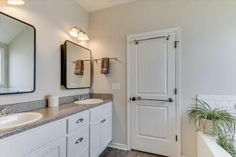 Bath - 894 Goodale Dr, Augusta, GA 30909 photo 5 of 6