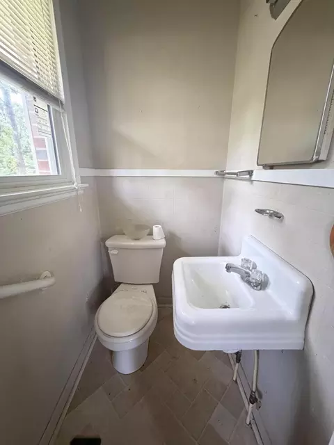 Bath - 731 Hillcrest Dr, Thomson, GA 30824 photo 1 of 2