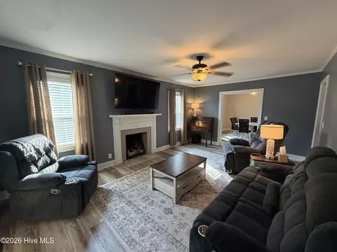 Living - 225 Gordon St, Thomson, GA 30824 photo 1 of 2