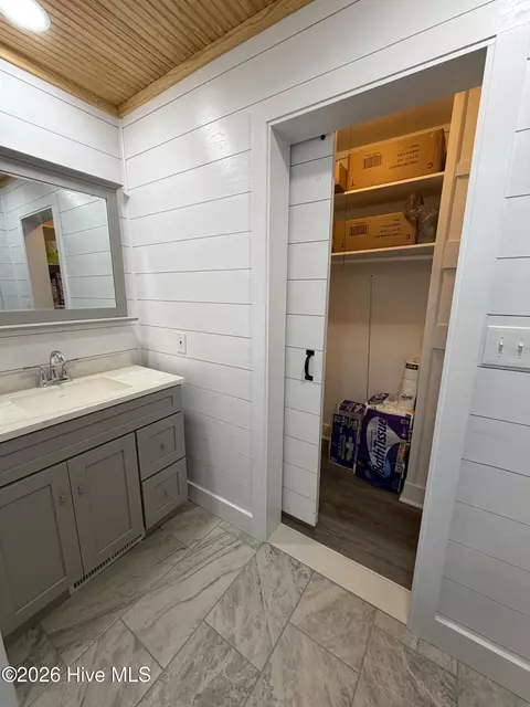 Bath - 225 Gordon St, Thomson, GA 30824 photo 4 of 6