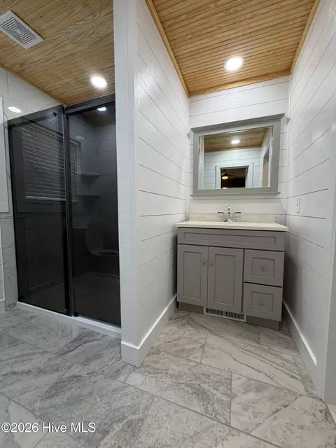 Bath - 225 Gordon St, Thomson, GA 30824 photo 1 of 6