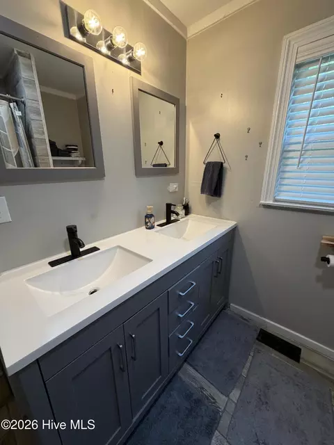 Bath - 225 Gordon St, Thomson, GA 30824 photo 6 of 6