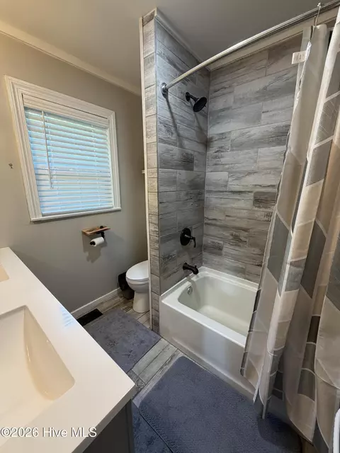 Bath - 225 Gordon St, Thomson, GA 30824 photo 5 of 6