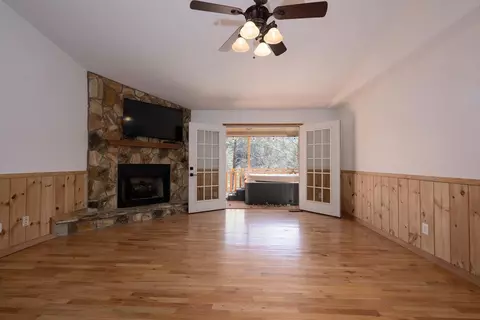 Living - 124 Dawnview Cir, Murphy, NC 28906 photo 2 of 5
