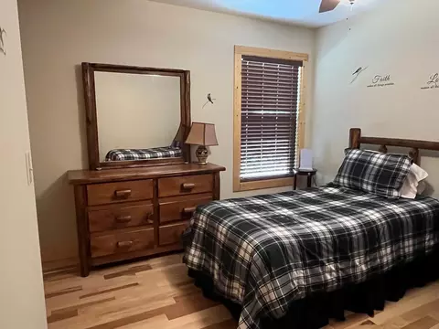 Bedroom - 465 Confederate Cir, Murphy, NC 28906 photo 4 of 9