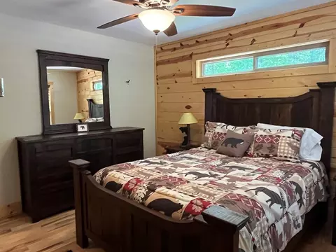 Bedroom - 465 Confederate Cir, Murphy, NC 28906 photo 2 of 9