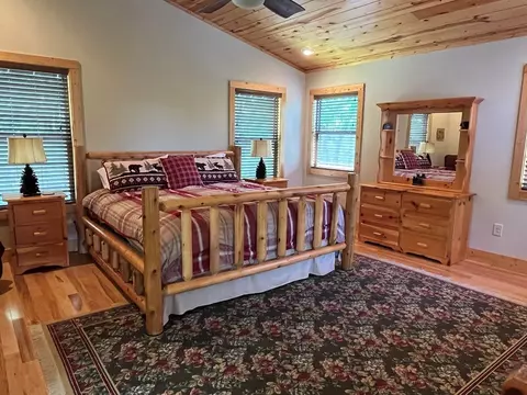 Bedroom - 465 Confederate Cir, Murphy, NC 28906 photo 5 of 9