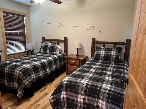 Bedroom - 465 Confederate Cir, Murphy, NC 28906 photo 3 of 9