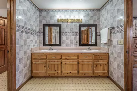 Bath - 101 Dillard St, Murphy, NC 28906 photo 2 of 5