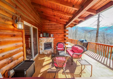 112 Mountain Range Dr, Whittier, NC 28789