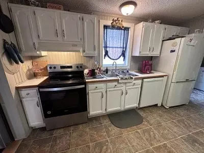 Kitchen - 67 Eagle Ln, Hayesville, NC 28904 photo 4 of 5