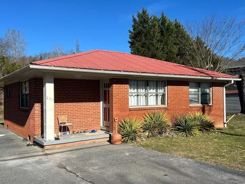51 Laura St, Robbinsville, NC 28771