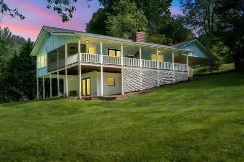 55 Chatuge Hills Dr, Hayesville, NC 28904