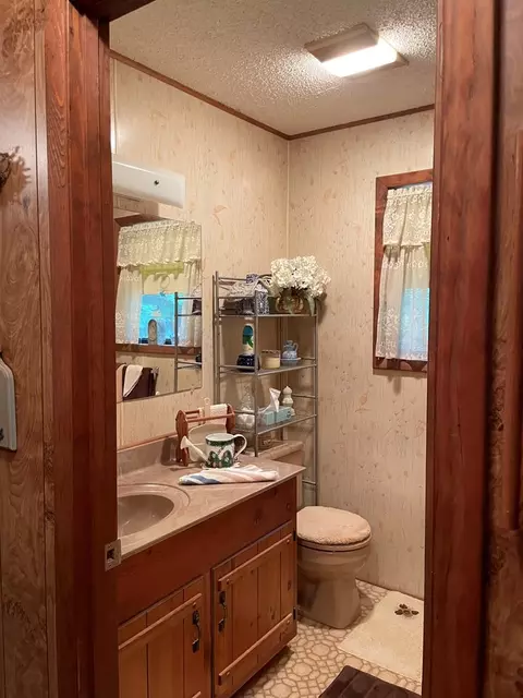 Bath - 823 Crisp Rd, Murphy, NC 28906 photo 1 of 2