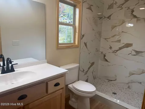 Bath - 821 Point Overlook Trl, Murphy, NC 28906 photo 2 of 2