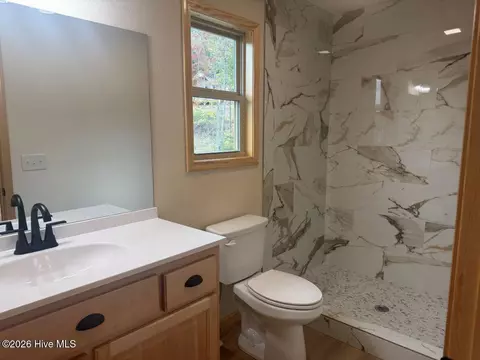 Bath - 821 Point Overlook Trl, Murphy, NC 28906 photo 1 of 2