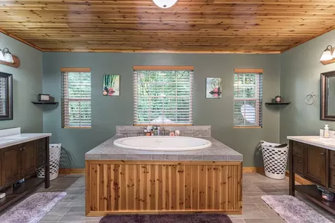 Bath - 140 Kathryn Cir, Murphy, NC 28906 photo 2 of 5