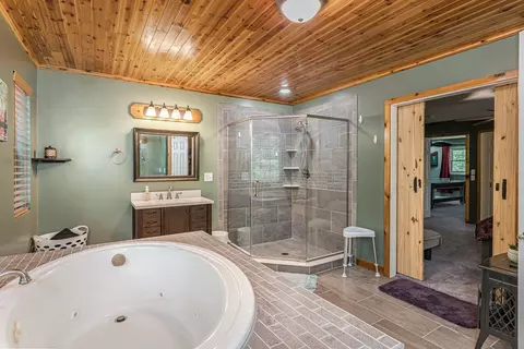 Bath - 140 Kathryn Cir, Murphy, NC 28906 photo 4 of 5