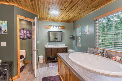 Bath - 140 Kathryn Cir, Murphy, NC 28906 photo 3 of 5