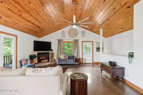 Living - 380 Bear Trl, Murphy, NC 28906 photo 2 of 4