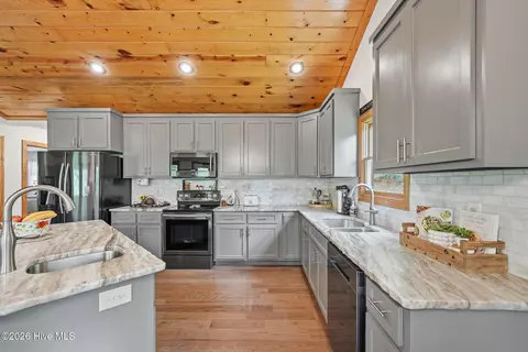 Kitchen - 380 Bear Trl, Murphy, NC 28906 photo 4 of 4