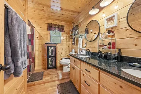 Bath - 305 Woodcrest Dr, Murphy, NC 28906 photo 3 of 7