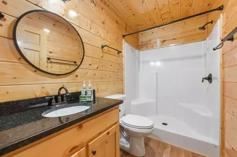 Bath - 305 Woodcrest Dr, Murphy, NC 28906 photo 4 of 7