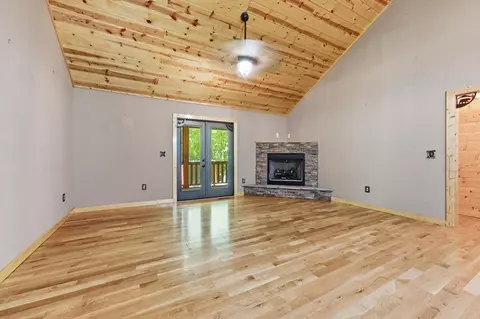 Living - 305 Woodcrest Dr, Murphy, NC 28906 photo 4 of 7