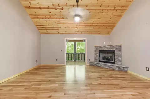 Living - 305 Woodcrest Dr, Murphy, NC 28906 photo 5 of 7
