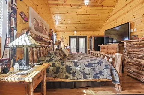 Bedroom - 305 Woodcrest Dr, Murphy, NC 28906 photo 3 of 10