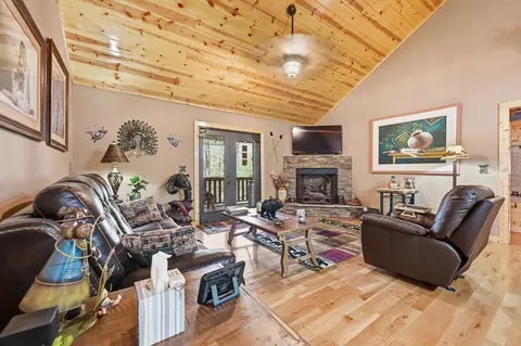 Living - 305 Woodcrest Dr, Murphy, NC 28906 photo 2 of 7