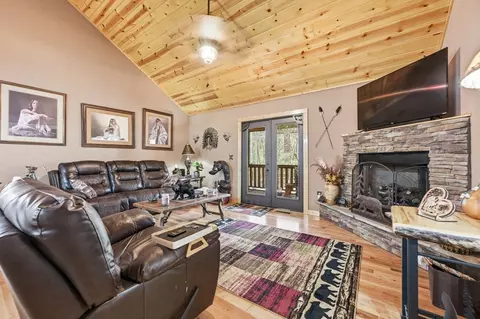 Living - 305 Woodcrest Dr, Murphy, NC 28906 photo 3 of 7
