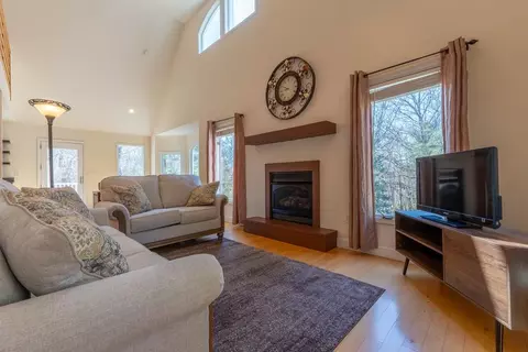 Living - 71 Mountain Willow Ln, Murphy, NC 28906 photo 3 of 5