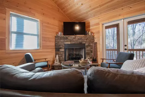 Living - 132 Lanes Way, Murphy, NC 28906 photo 2 of 4