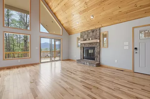 Living - 55 Heidis Run, Murphy, NC 28906 photo 2 of 9
