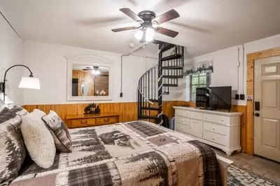 Bedroom - 151 Pinewood Dr, Murphy, NC 28906 photo 2 of 6