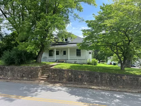 805 Hiwassee St, Murphy, NC 28906