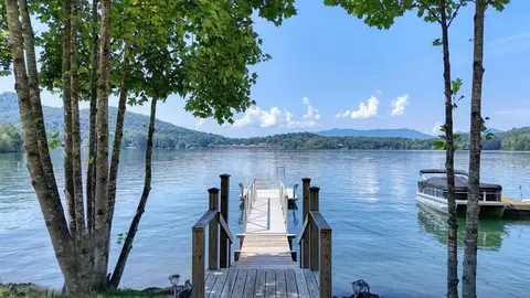 109 Canary Ln, Hayesville, NC 28904