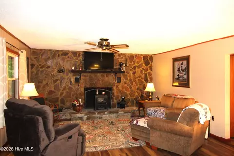 Living - 130 Ivy Ln, Murphy, NC 28906 photo 2 of 2
