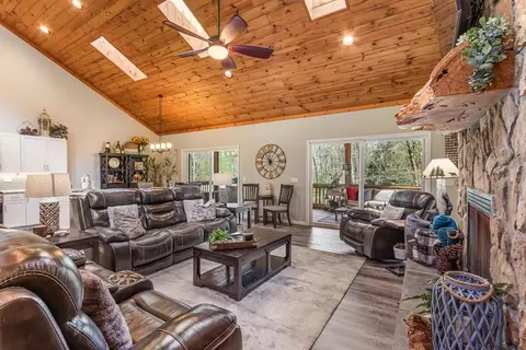 Living - 515 Jasmine Dr, Marble, NC 28905 photo 2 of 6