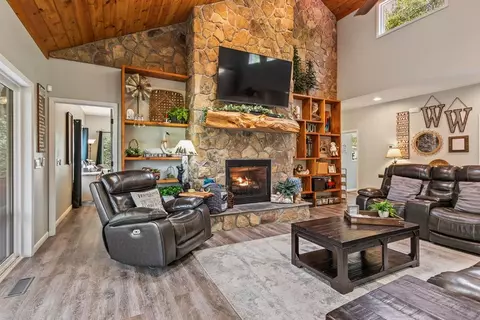Living - 515 Jasmine Dr, Marble, NC 28905 photo 5 of 6