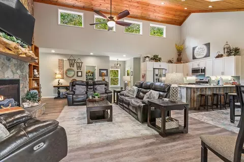 Living - 515 Jasmine Dr, Marble, NC 28905 photo 4 of 6